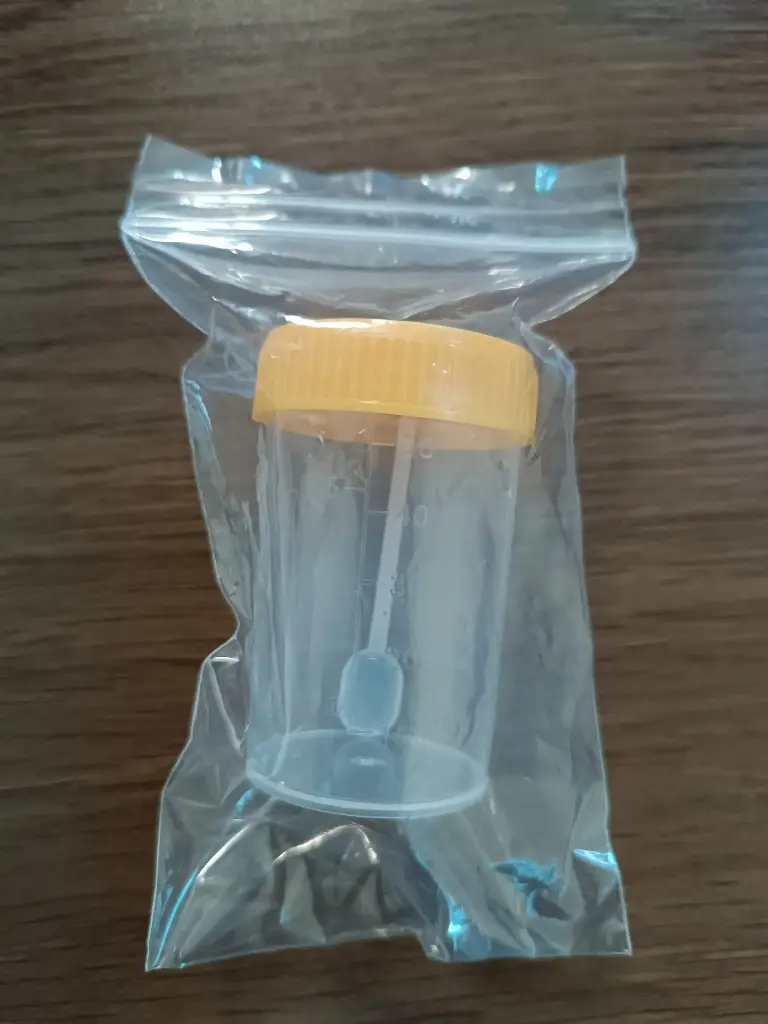 Lọ mẫu phân nhựa PP 60ml, nắp vàng, có nhãn, tiệt trùng